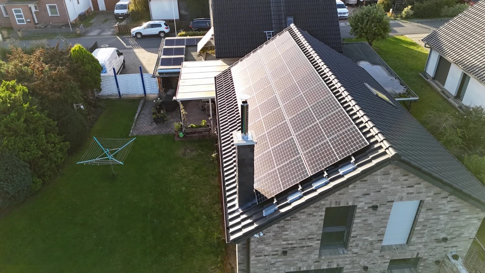 Fachgerechte Installation einer leistungsstarken Photovoltaikanlage auf einem Einfamilienhaus in Hambühren durch Elektrotechnik Oldau