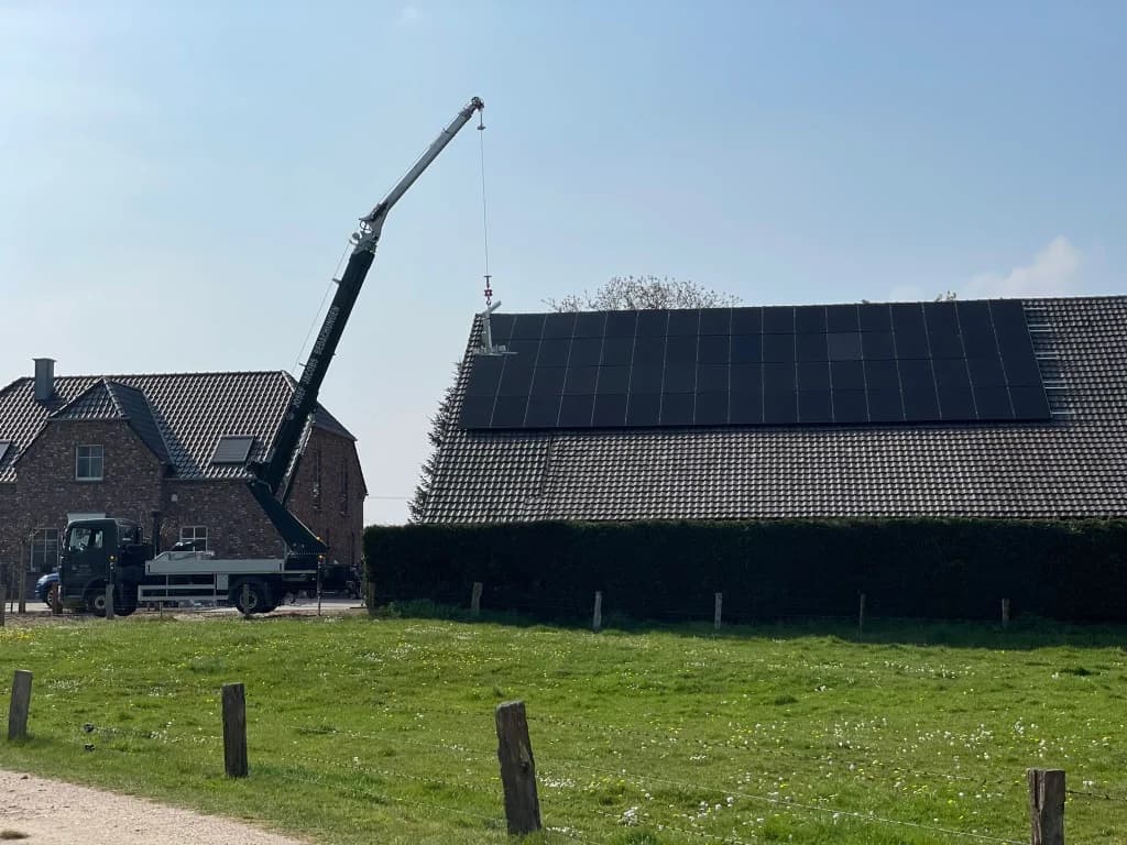 Professionelle Installation von Hochleistungs-Solarmodulen per Kran in Celle