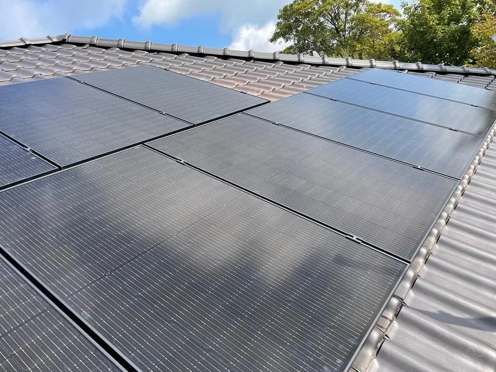 Fertig installierte Solaranlage auf einem Ziegeldach in Hambühren – Elektrotechnik Oldau