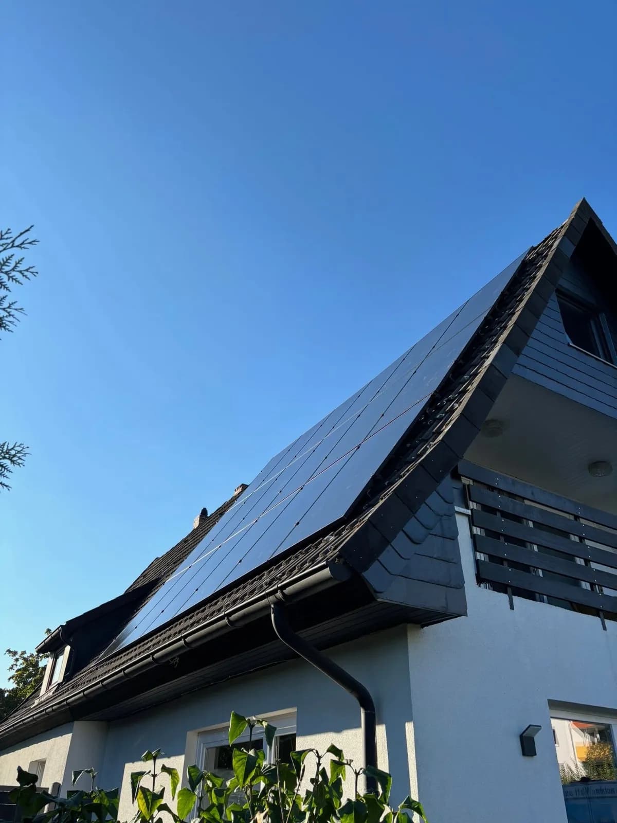 Moderne schwarze Solarmodule (Full-Black) für eine ästhetische und unauffällige Dachmontage auf einem Haus in Bergen